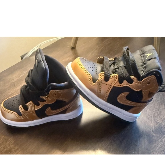 Nike Jordan 1 Mid SE Baby Toddler Shoes Black Metallic Gold Size 4C - Picture 1 of 5